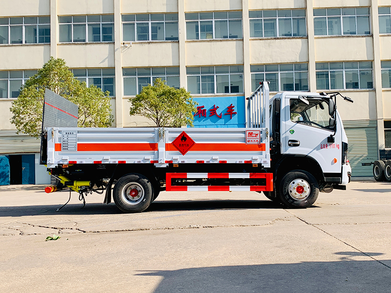 東風(fēng)4.2米黃牌氣瓶運(yùn)輸車
