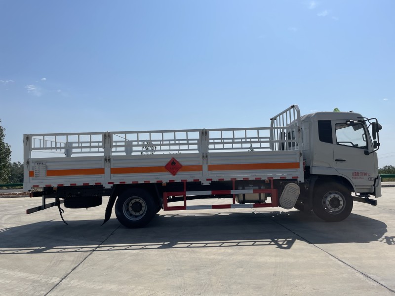 東風(fēng)天錦6.7米氣瓶運輸車