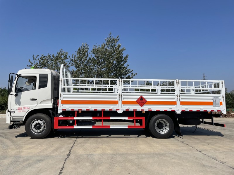 東風(fēng)天錦6.7米氣瓶運輸車