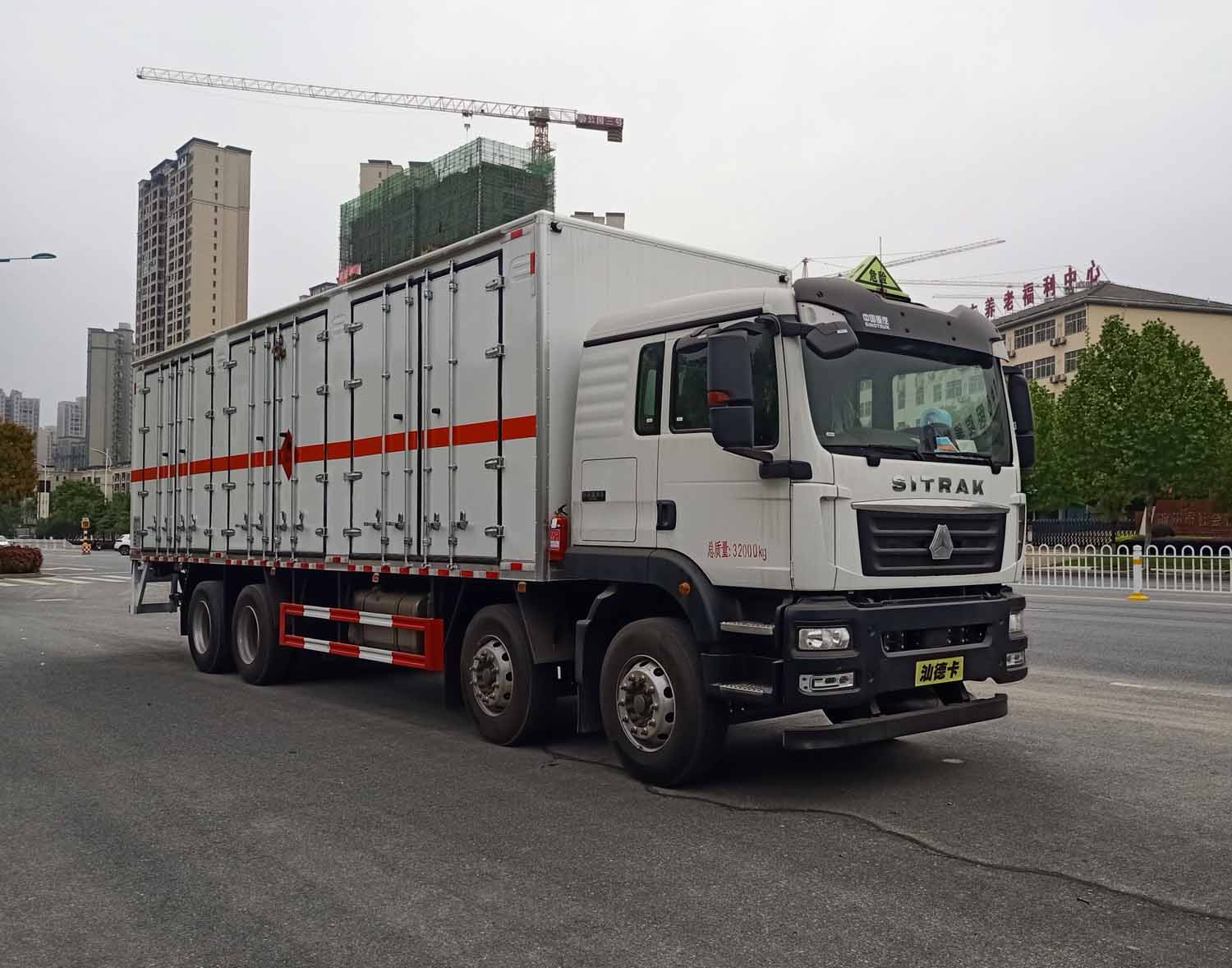 重汽汕德卡9米6易燃?xì)怏w廂式運輸車