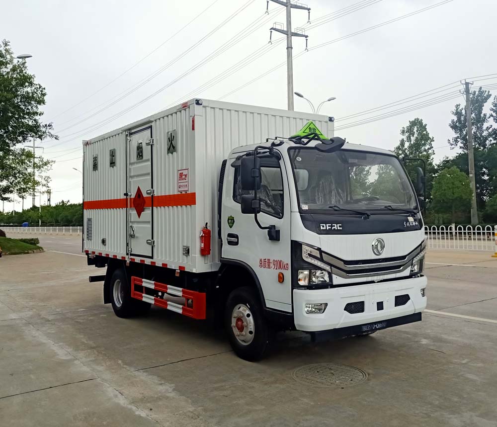 東風(fēng)多利卡4米2易燃?xì)怏w廂式運輸車