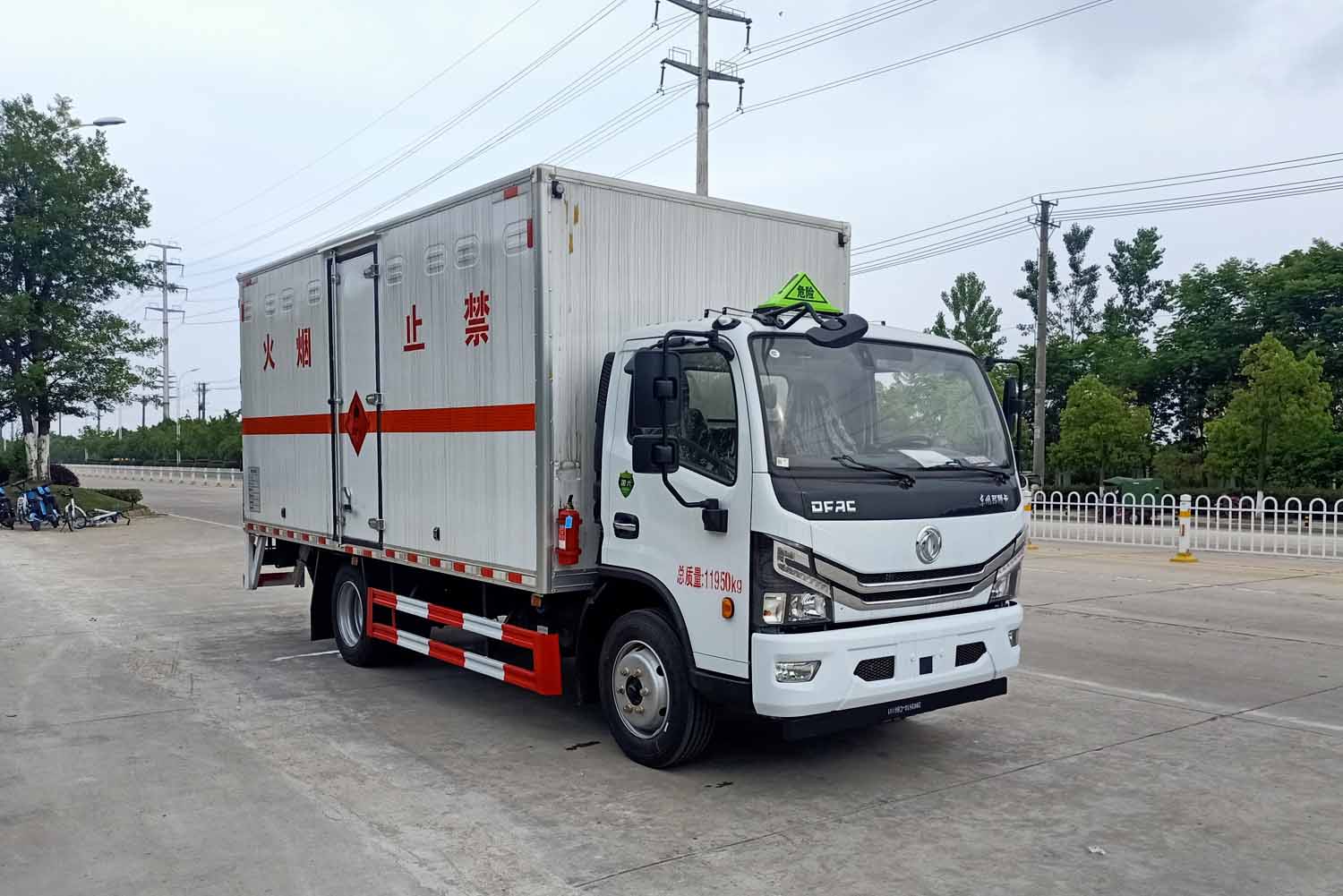 東風(fēng)多利卡5米2易燃?xì)怏w廂式運輸車