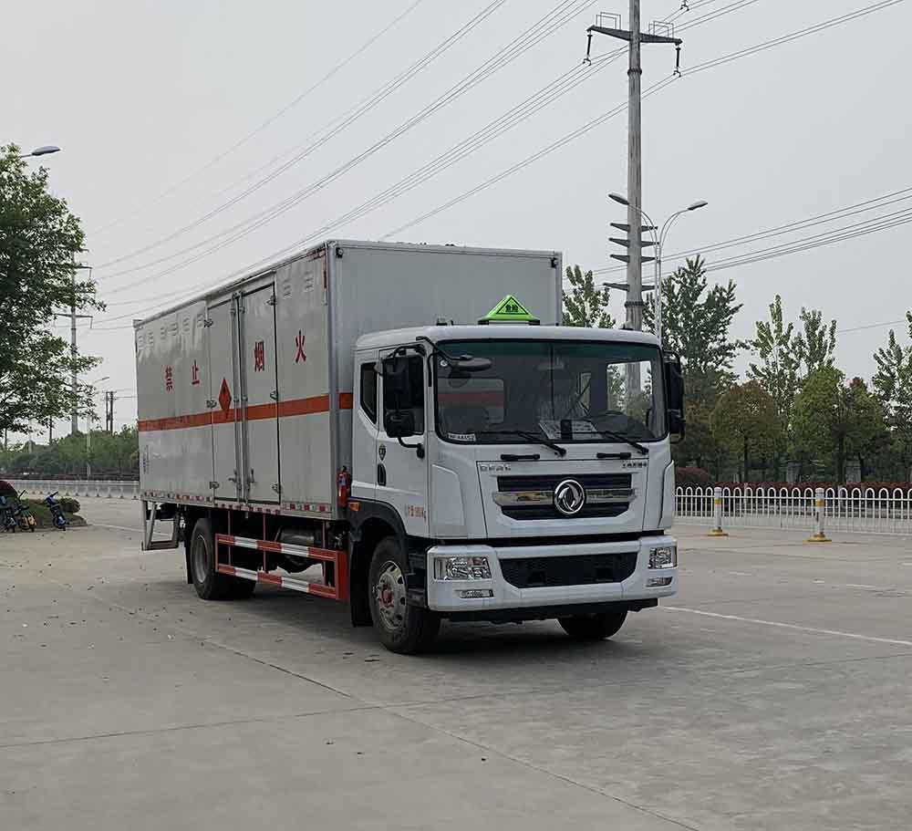 東風(fēng)D9 7米6易燃?xì)怏w廂式運輸車