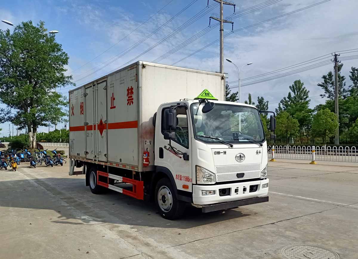 解放J6F5米2易燃?xì)怏w廂式運輸車