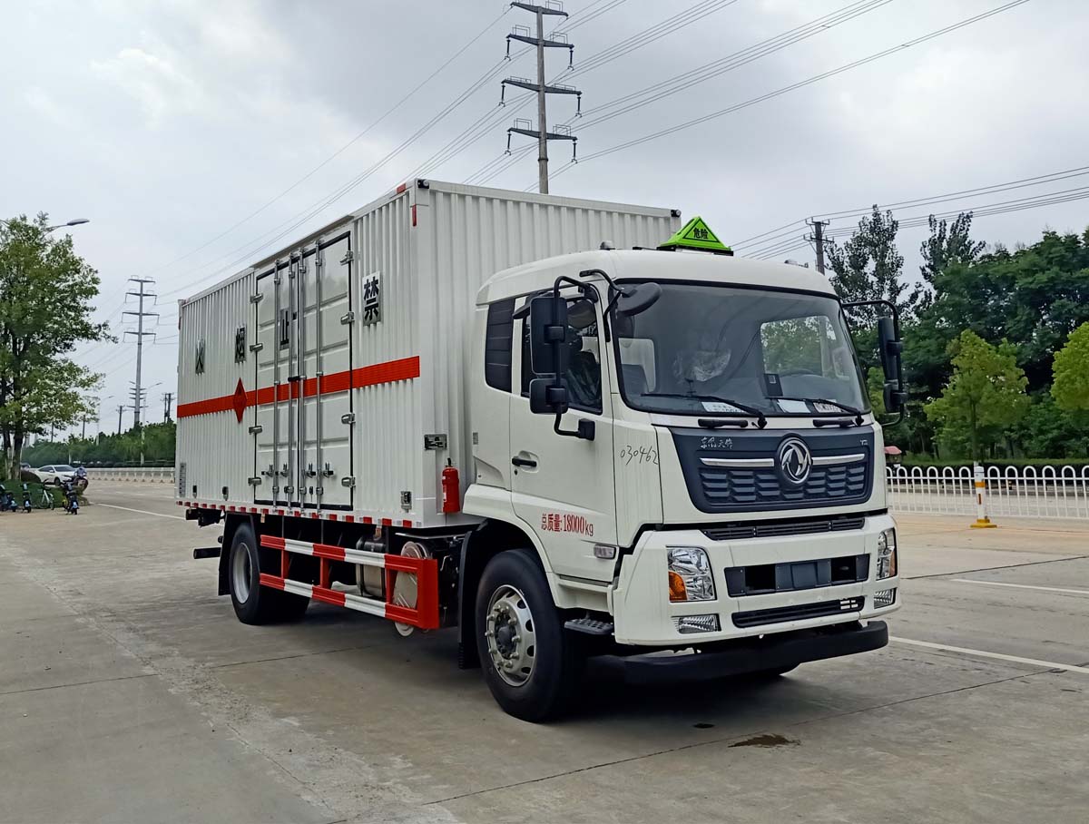 東風(fēng)天錦6米8易燃?xì)怏w廂式運輸車