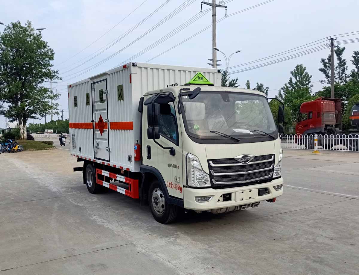 福田領(lǐng)航3米8易燃?xì)怏w廂式運輸車
