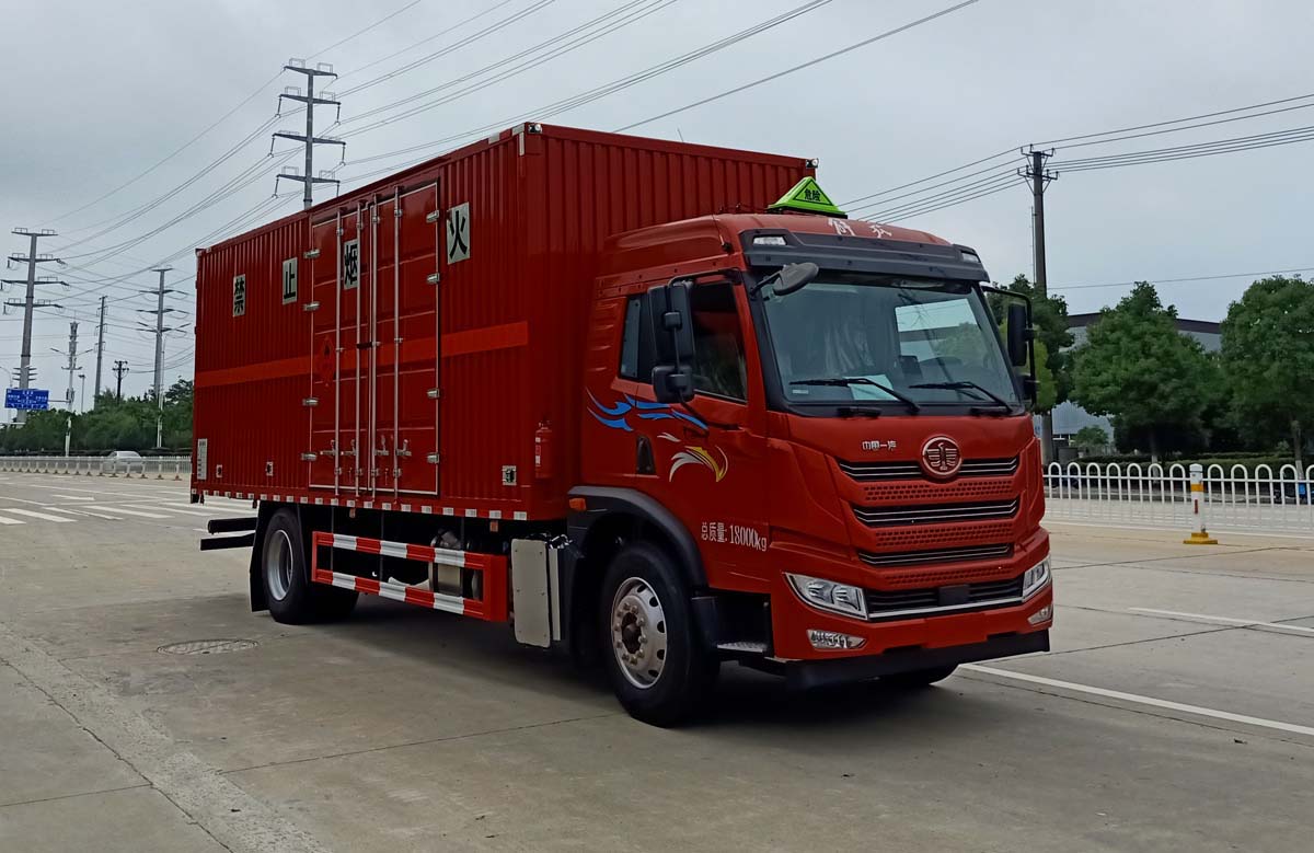 解放6米8易燃?xì)怏w廂式運輸車