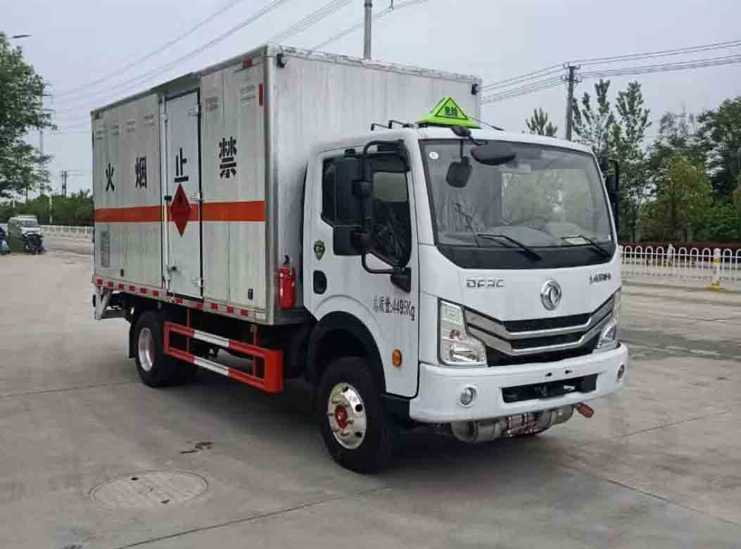 東風(fēng)多利卡4米1易燃?xì)怏w廂式運輸車